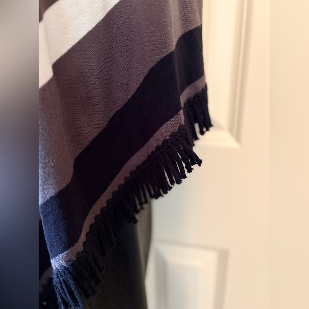 Kim Rogers  Knit poncho, one size fits all - Picture 3 of 7